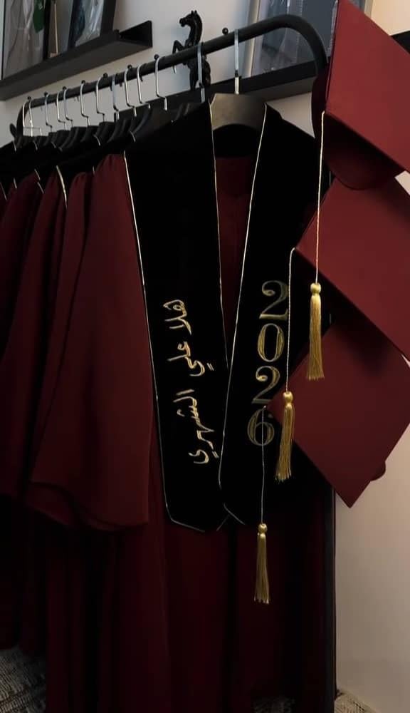 عبايات تخرج بتصاميم أنيق 2026
