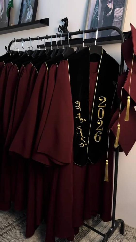 عبايات تخرج بتصاميم أنيق 2026